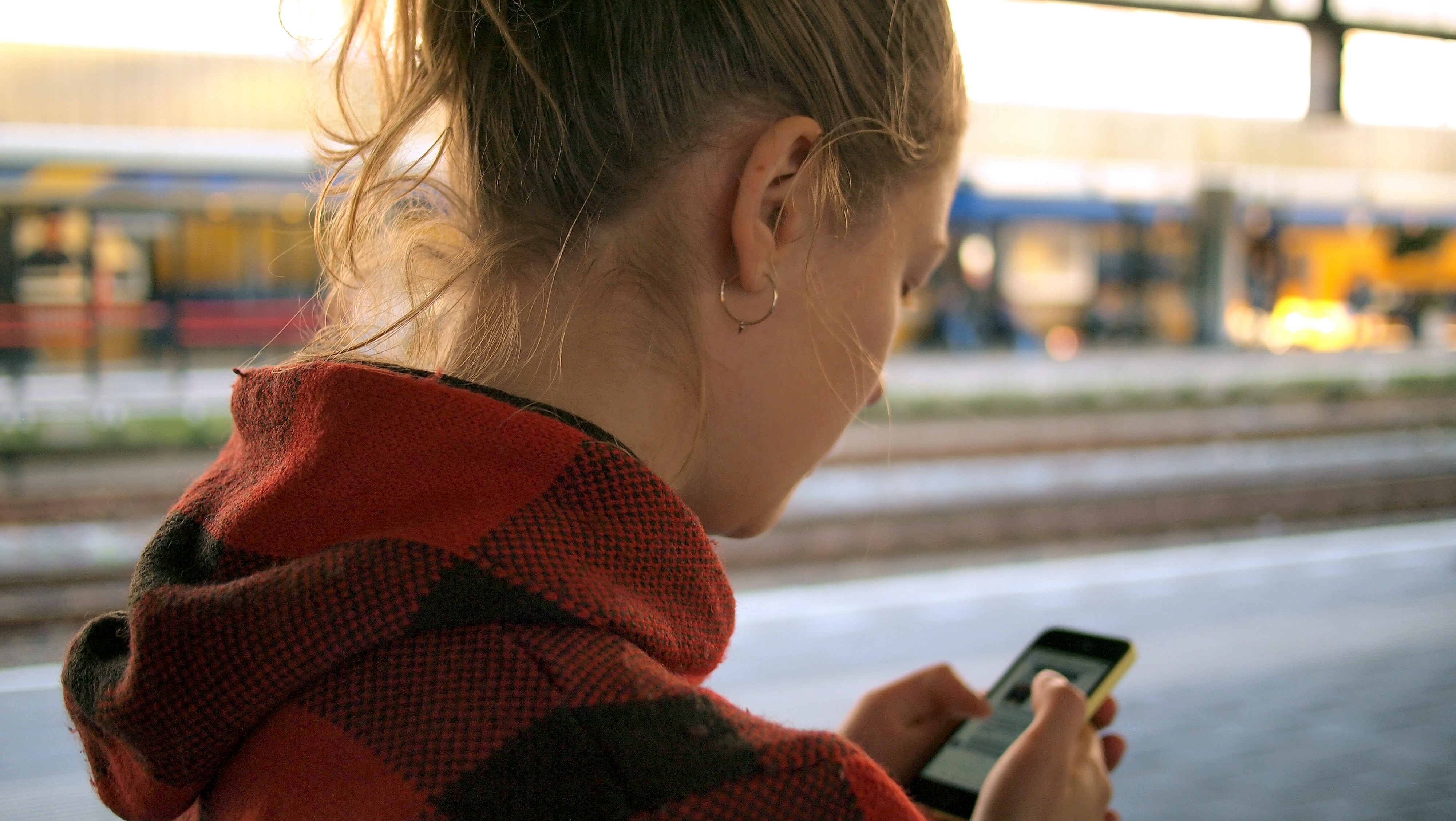 Person, die unterwegs ihr Smartphone nutzt