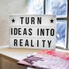 Ein Steckschild mit der Aufschrift "Turn ideas into reality!